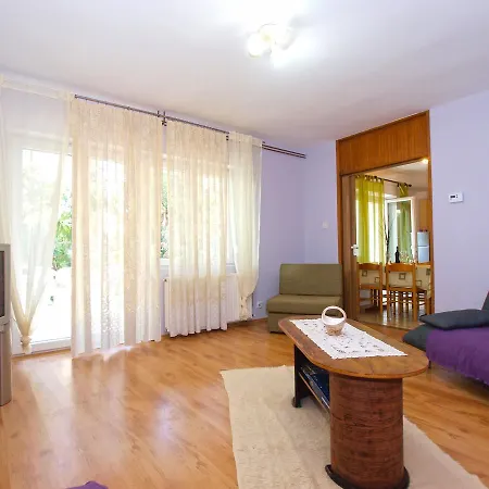 Nadia 1493 Apartment